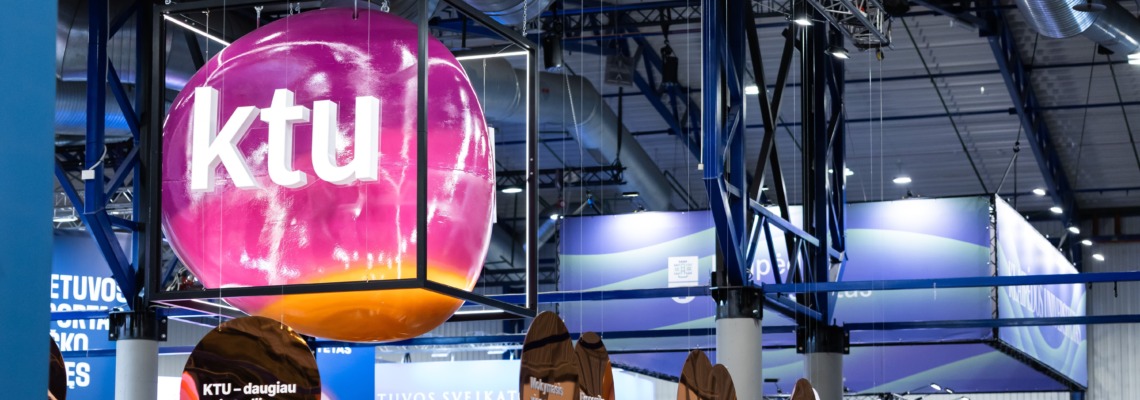 Atrask KTU virsutine foto KTU stendo višutinė dalis su logotipu.