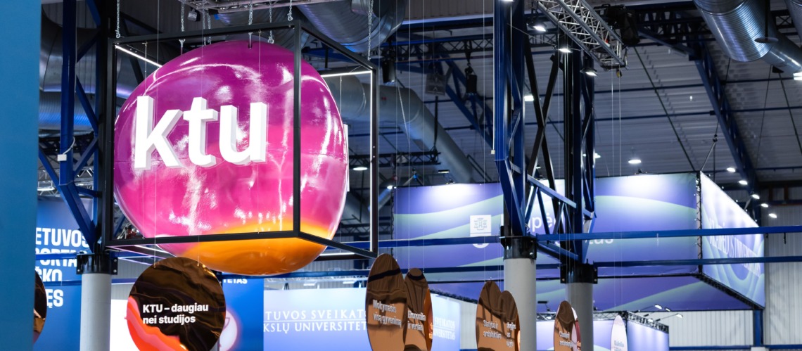 KTU stendo vi&scaron;utinė dalis su logotipu.