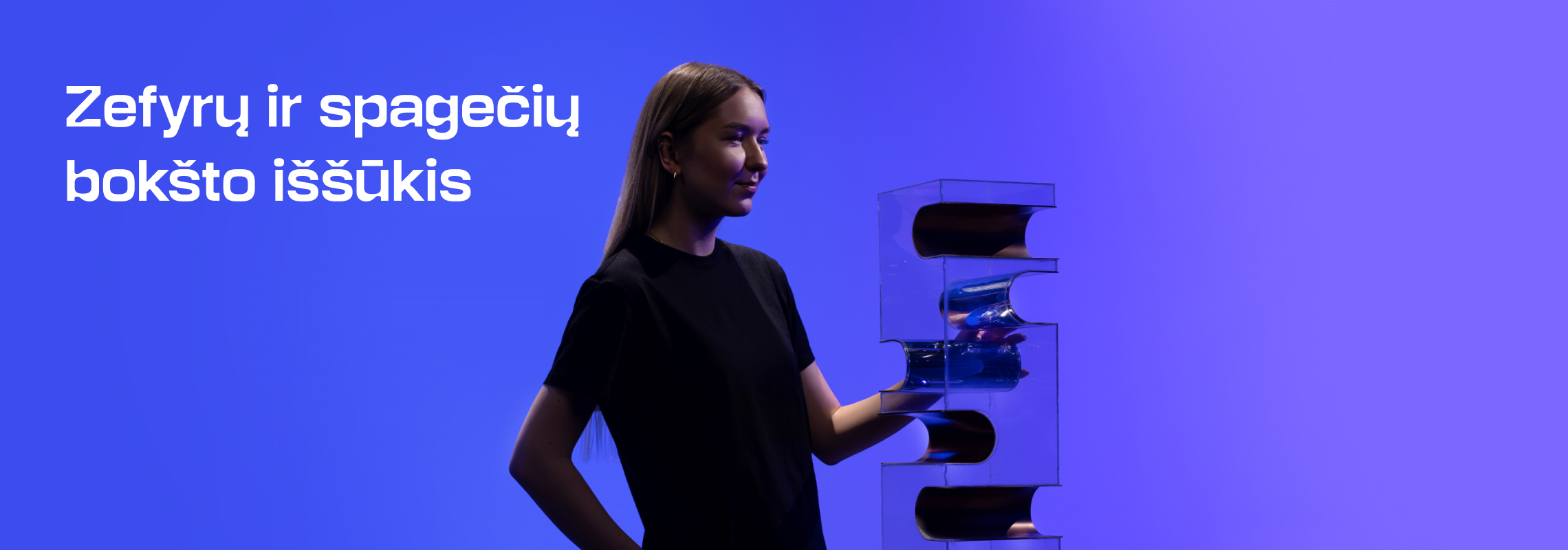 Mėlyno ir violetinio gradiento fone mergina laiko permatomą konstrukciją i&scaron; spagečių ir kitų medžiagų. Kairėje pusėje užra&scaron;as: &bdquo;Zefyrų ir spagečių bok&scaron;to i&scaron;&scaron;ūkis&ldquo;. Vizualas iliustruoja kūrybi&scaron;kumo ir komandinio darbo užduotį.